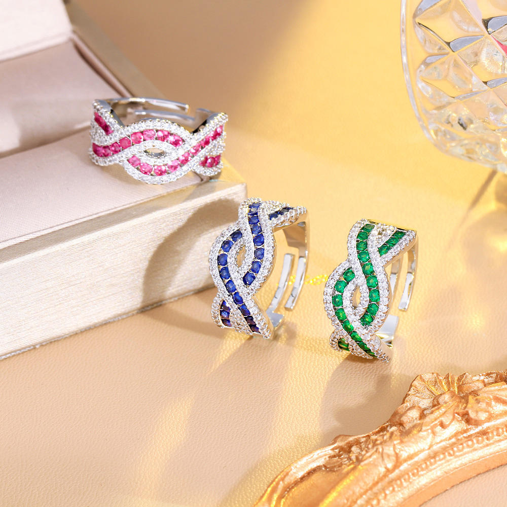 Bague incrusté de zircon torsadée