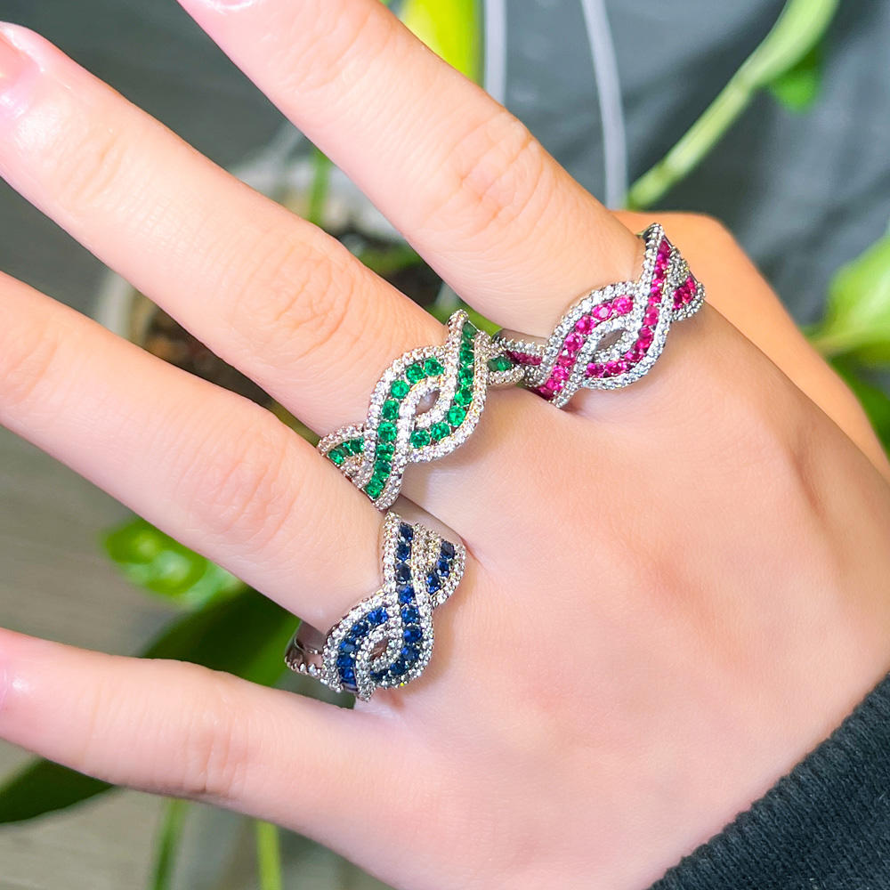 Bague incrusté de zircon torsadée